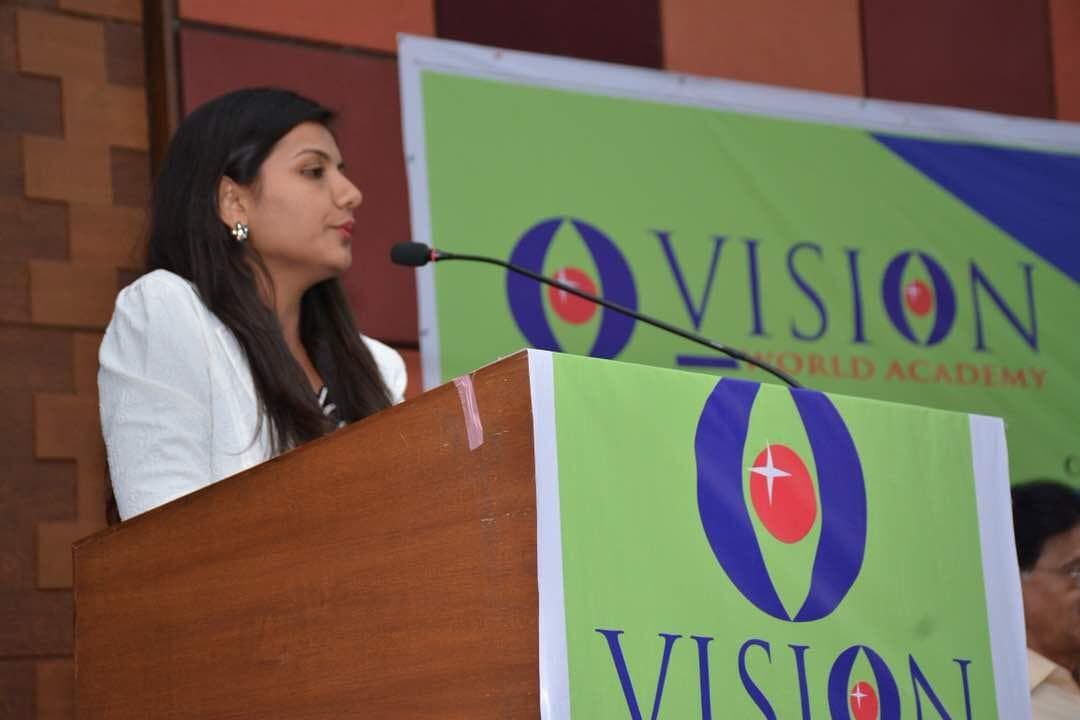Dr. Dhara Dani delivering a keynote at the Vision World Academy Global Visionary Award ceremony