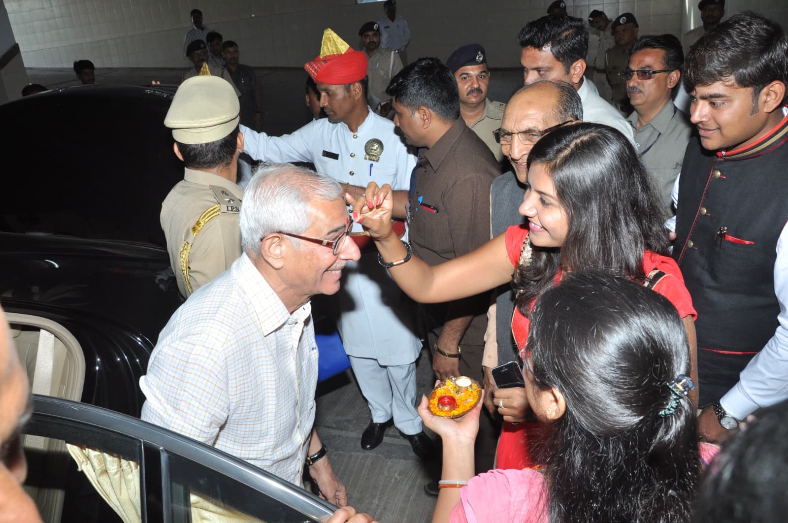 Dr. Dhara Dani welcoming Governor O. P. Kohli