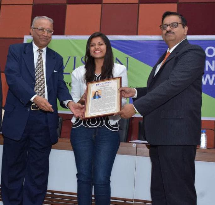 Dr. Dhara Dani receiving the Global Visionary Award from Vision World Academy