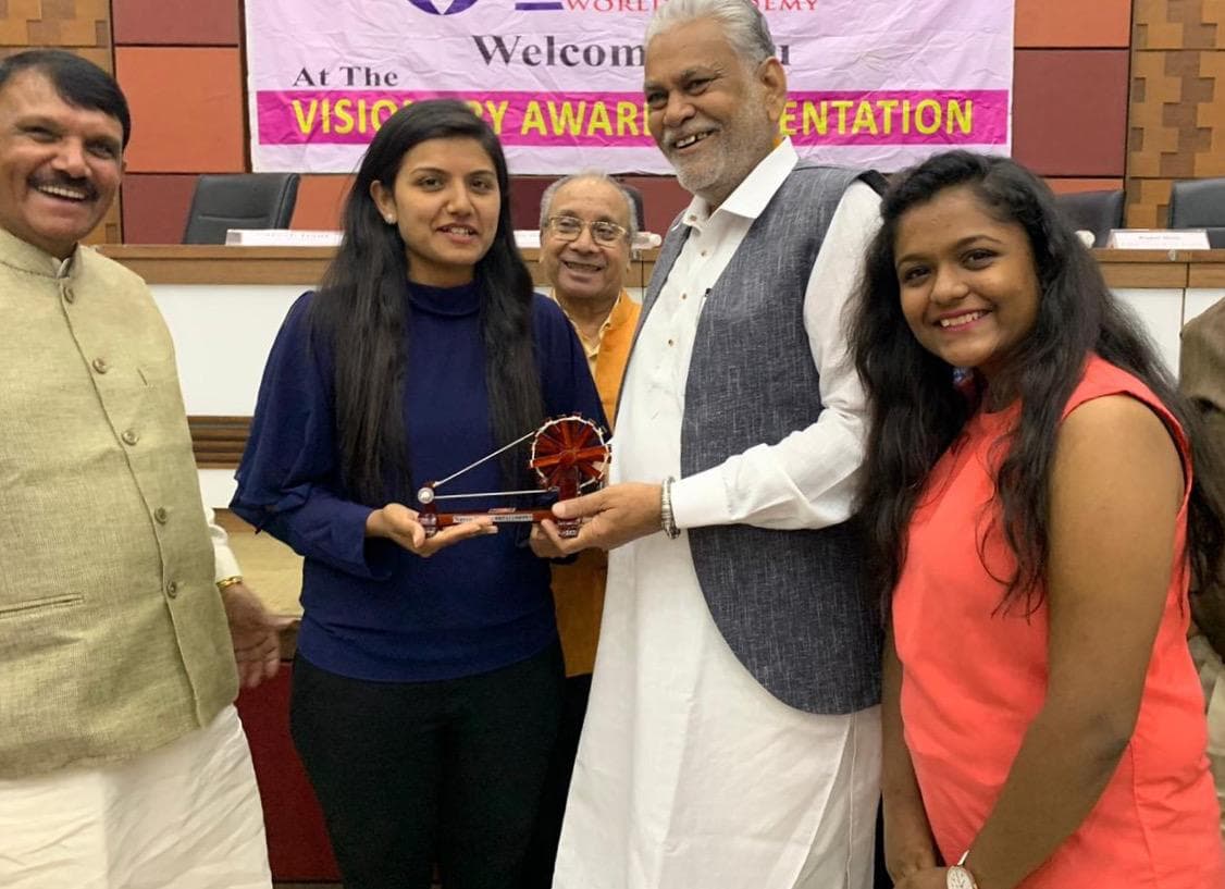 Dr. Dhara Dani receiving the Visionary Award at an official ceremony